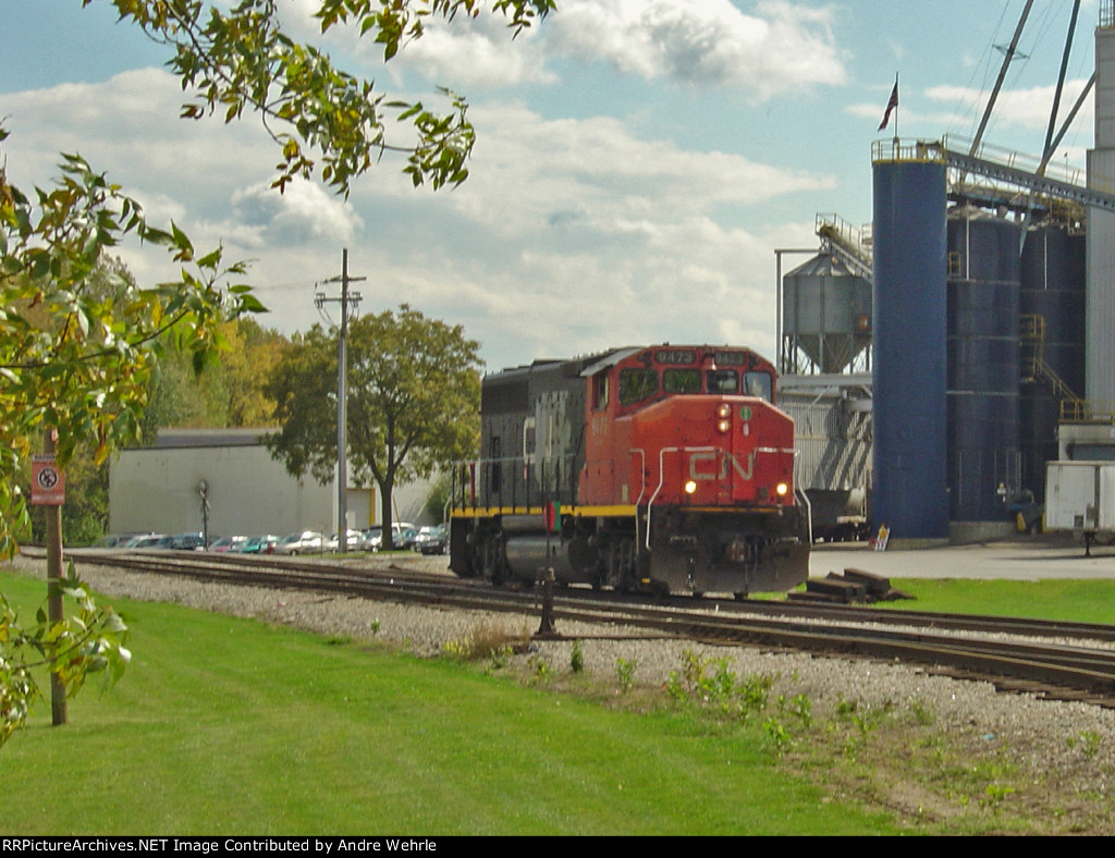 CN 9473 runs light off the spur